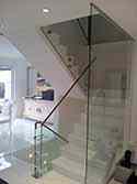 Volledig glazen balustrade met aluminium handregel op de hoofdtrap.