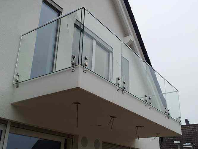Volledig glazen balustrade met rvs handregel op het balkon.