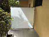 Glazen scheidingswand met vulling van veiligheidsglas en RVS frame