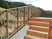 Terrashek van stalen balustrade met vulling van geperforeerde aluminiumplaten