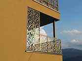 Stalen balustrade met vulling van geperforeerde aluminiumplaten geïnstalleerd op balkon