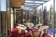 Glazen veranda gebouwd op terras