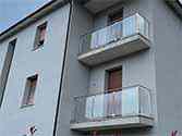 Balkonhek van glazen balustrade met rvs staanders en leuningen