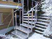 Spiltrap met rvs steunstructuur en traptreden van aluminiumplaat