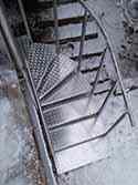 Buitentrap met constructie van rvs profielen, traptreden van aluminiumplaat en rvs balustrade