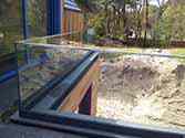 Volledig glazen balustrade met rvs handregel gemonteerd met aluminium vloerprofilel