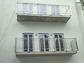 RVS balustrade met rond hoog gepolijst leuning en vulling met frames met verticale spijlen
