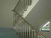 Rond hoog gepolijst rvs leuning ondersteund door rechthoekige decoratieve stalen frames