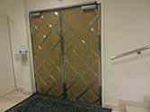 Houten deur gebouwd op stalen frame
