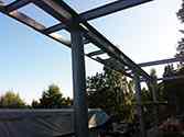Het bovenste frame van de ondersteunende structuur met een balkonframe erop gemonteerd en rustend op een rij stalen palen.