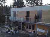 Glazen balustrade met rvs staanders en leuningen gemonteerd op het balkon