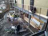 Montage van balustrade op balkon