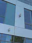 Gevelpanelen van helder en gekleurd glas, evenals Alucobond