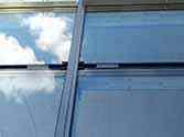Glaspanelen gemonteerd om structuur te ondersteunen met aluminium profielen. Elastiek voor isolatie