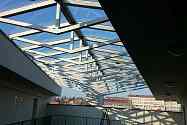 Staal structuur over de binnenplaats opening