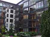 Gevel met glazen balustrade en franse balkons van glasplaat