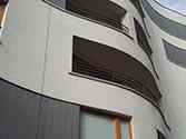 Balkonhek van balustrade met staanders en leuningen van profielen van gegalvaniseerd, gepoedercoat staal