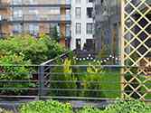 Stalen balustrade op de binnenplaats