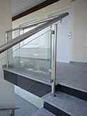 Glazen balustrade met rvs staanders en leuningen.