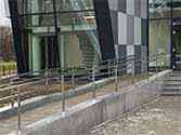 RVS balustrade met dubbele leuning op rolstoelhelling