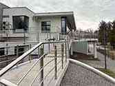 RVS balustrade met horizontale spijlen op trappen en rolstoelhelling