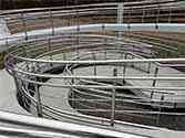 RVS balustrade met horizontale spijlen. Ronde staanders, leuningen en spijlen van roestvrij staal