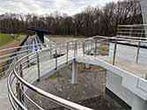 RVS balustrade met horizontale spijlen op rolstoelhelling