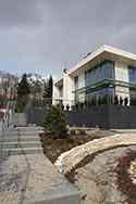 Terrashek van rvs balustrade met horizontale spankabels op de begane grond van een villa.