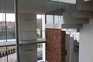 Mezzanine met glazen vloer opknoping van het plafond op stalen profielen.