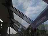 Glaspanelen gemonteerd op draagconstructie